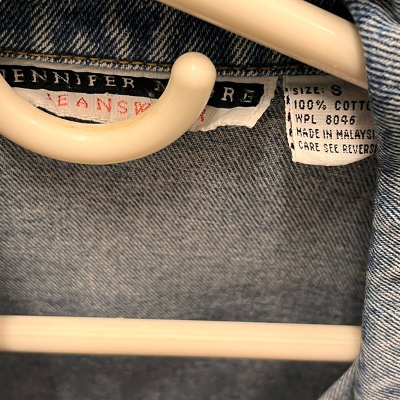This light wash denim jacket is a vintage piece from the Jennifer Moore brand. - Picture 10 of 10